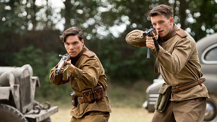 Walter (Jannis Niew&ouml;hner, rechts) und Wolfgang (Sebastian Urzendowsky) greifen an ...