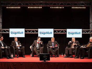 90 Minuten lang wurde diskutiert (von links): Marc Holland, Frank Altrichter, die Moderatoren Thomas Apfel (Radio Eins) und Berthold Köhler (Tageblatt), Frank Rebhan und Thomas Büchner. Fotos: Albert Höchstädter