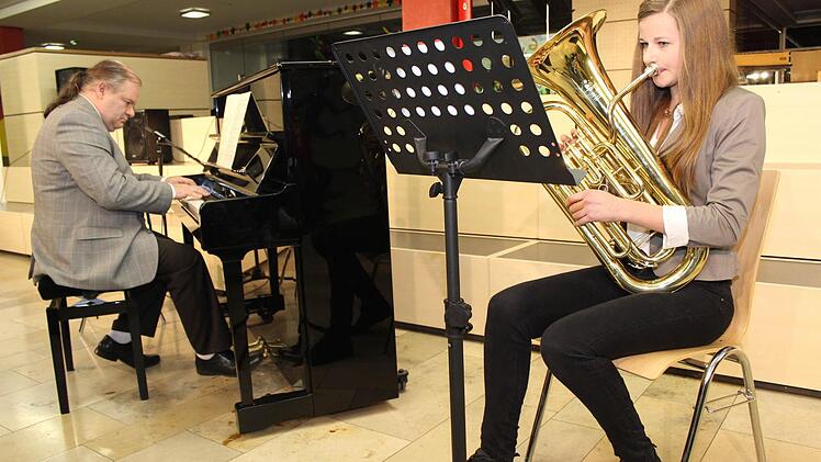 Sophia Schröder am Euphonium wird von Alexander Ezhelev am Klavier begleitet.