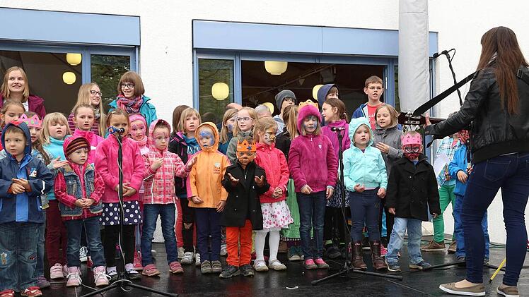 Bezaubernd war der Auftritt des Spatzen- und Kinderchors. Foto: Klaus Gagel