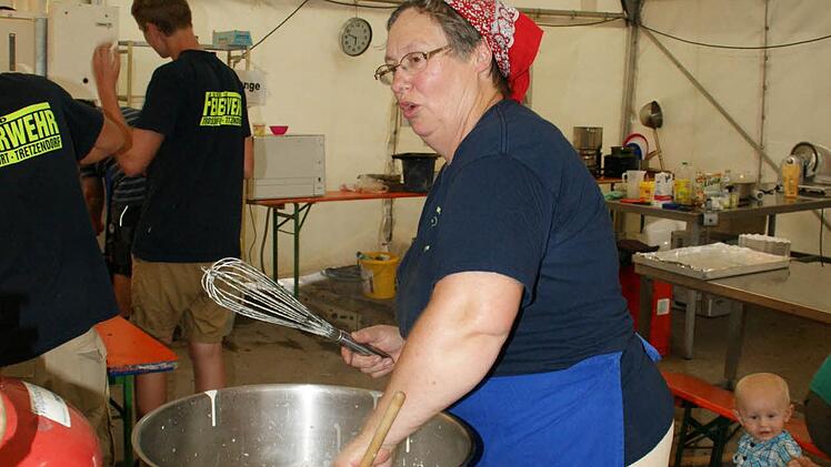 Erika schwingt Zepter und Kochlöffel im Küchenzelt. Sie und ihr Team bekamen jede Menge Lob, denn das Essen schmeckte morgens, mittags und abends.