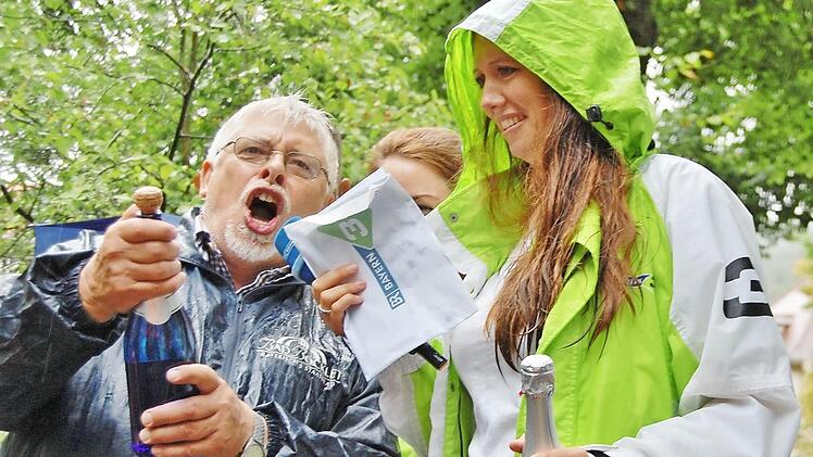 Der Bürgermeister spendierte Sekt Marke "Bad Bockleter Badewasser" Foto: Sigismund von Dobschütz