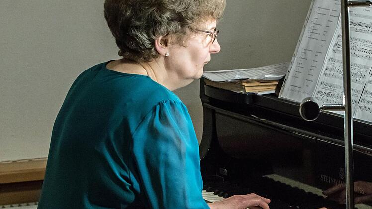 Am Klavier: Annerose RöderFoto: Jochen Berger