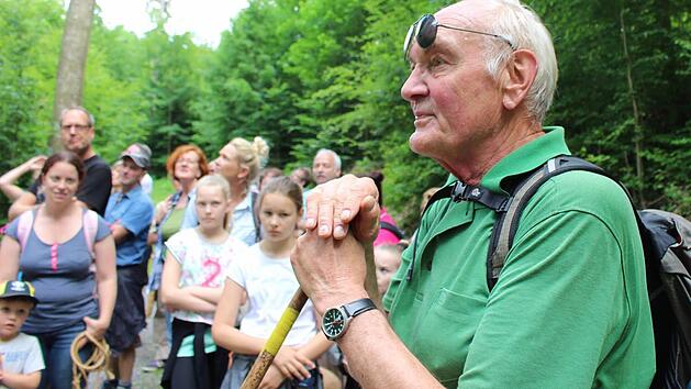 Der ehemalige F&ouml;rster Rainer Betz fesselt Jung und Alt auf der Wanderung mit seinen Geschichten aus seinem Berufsleben und seine Betrachtungen der Natur.  Foto: Julia Raab