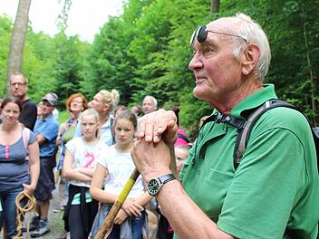 Der ehemalige Förster Rainer Betz fesselt Jung und Alt auf der Wanderung mit seinen Geschichten aus seinem Berufsleben und seine Betrachtungen der Natur.  Foto: Julia Raab