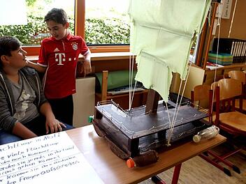 Die Sch&uuml;ler wie hier Jonathan und Loel hatten Boote aus gefundenen Materialien gebaut. Foto: Richard S&auml;nger
