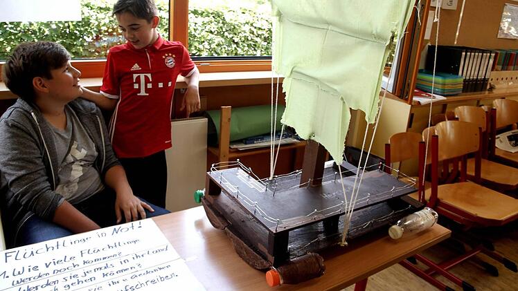 Die Sch&uuml;ler wie hier Jonathan und Loel hatten Boote aus gefundenen Materialien gebaut. Foto: Richard S&auml;nger
