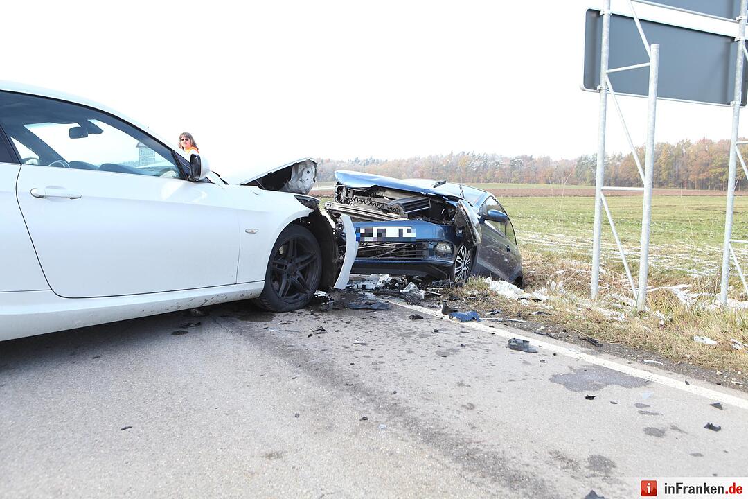 Frontalcrash nach Vorfahrtsmissachtung – Auto landet im Graben