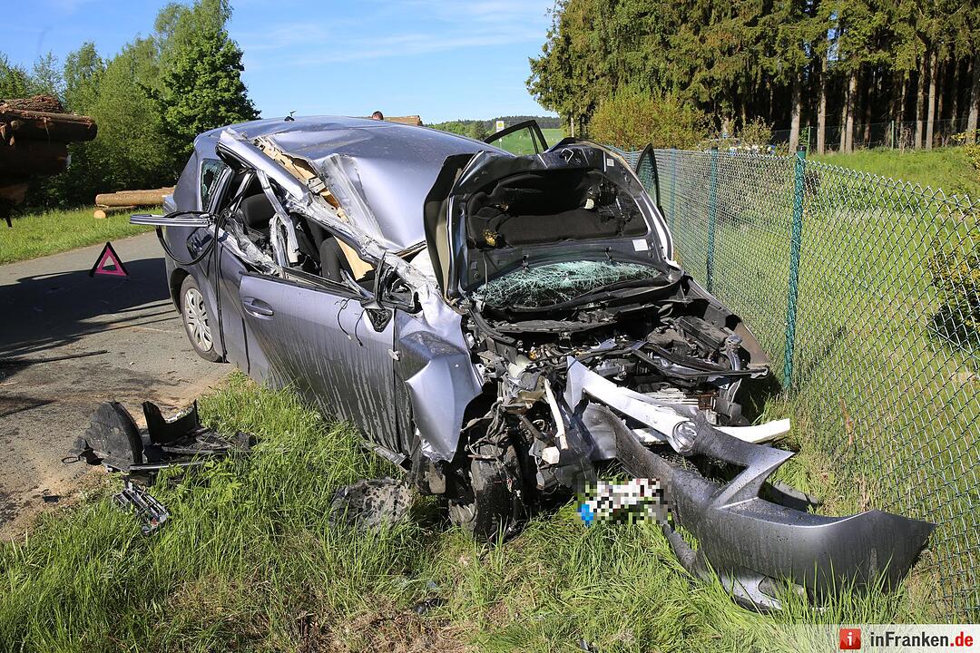 Kreis Hof: Auto kracht auf Holztransporter – Mutter und ihre zwei Kinder schwer verletzt