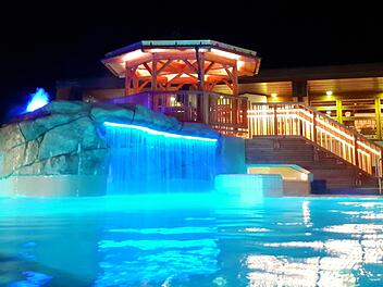 Das neu gestaltete Erlebnisbecken mit dem Wasserfall und dem Pavillon.Obermain-Therme