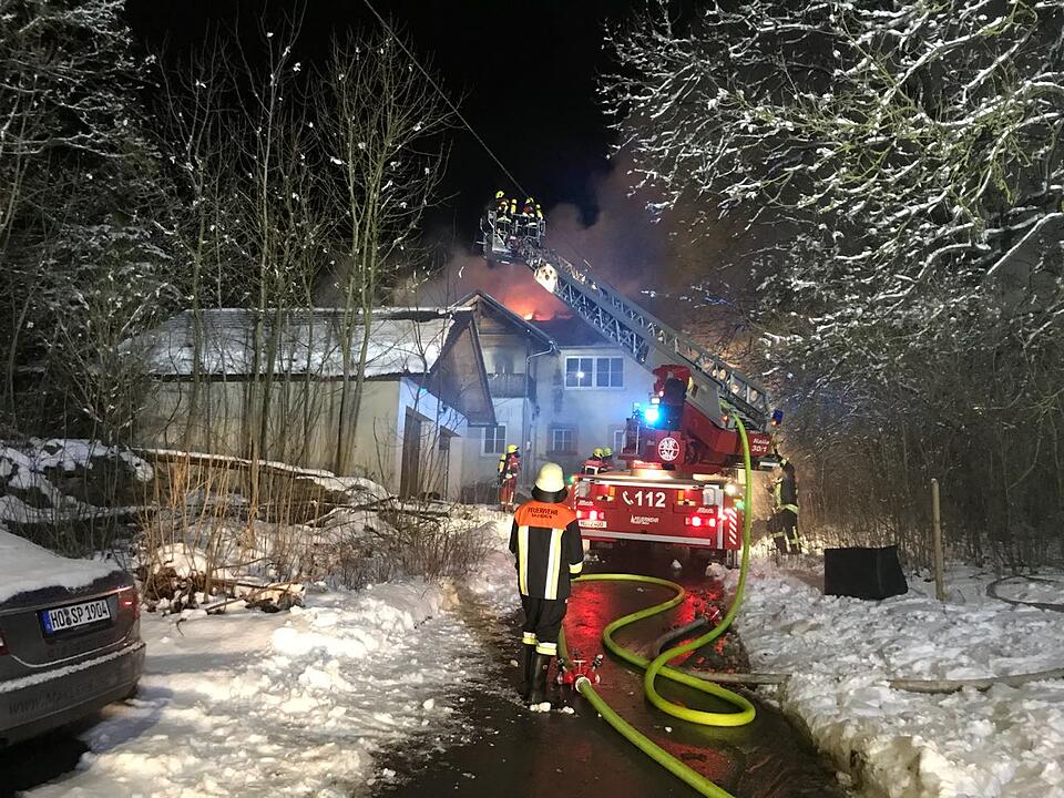 Dachstuhlbrand nahe Helmbrechts in Oberfranken hält Feuerwehr in Atem