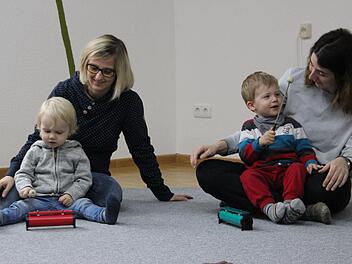 Sabine Ullrich mit Sohn Levi (links) und Katrin Türk mit Sohn Lukas  bei einer Musikstunde in der "Notenwiese" in Zeil. Fotos: Andreas Lösch