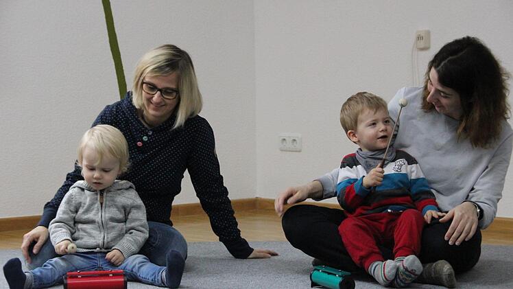 Sabine Ullrich mit Sohn Levi (links) und Katrin Türk mit Sohn Lukas  bei einer Musikstunde in der "Notenwiese" in Zeil. Fotos: Andreas Lösch