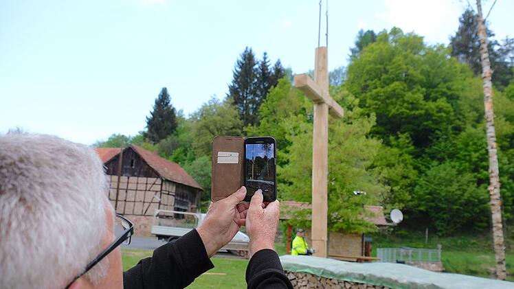 Norbert Henning (vorn) hatte zusammen mit Reinhard Schatz die Idee vom Kreuz für Heiligkreuz.Gerd Schaar