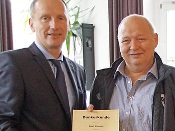 Zum Dienstjubiläum für 40 Jahre gratulierte Bürgermeister Michael Ziegler (links) dem Leiter des städtischen Bauhofs Eltmann, Nikolaus Schmitt. Foto: Sabine Weinbeer