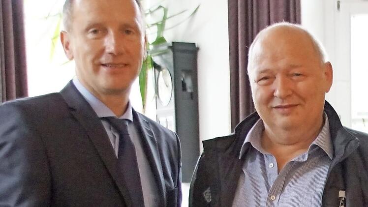 Zum Dienstjubiläum für 40 Jahre gratulierte Bürgermeister Michael Ziegler (links) dem Leiter des städtischen Bauhofs Eltmann, Nikolaus Schmitt. Foto: Sabine Weinbeer