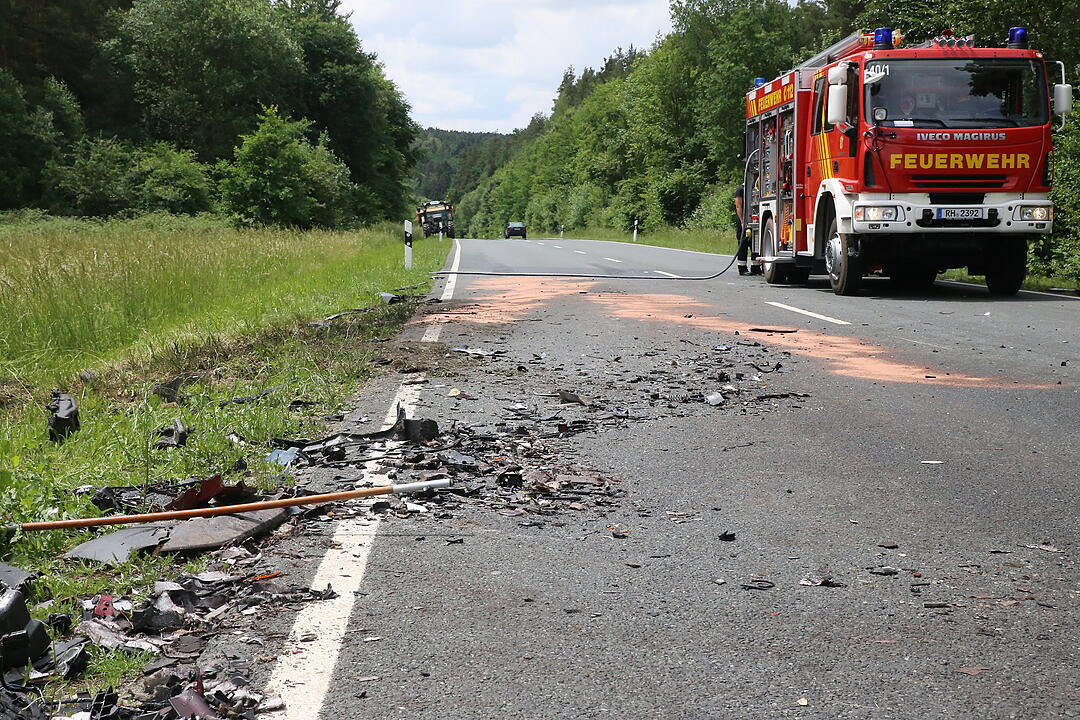 Tödlicher Unfall auf B466: Auto kollidiert mit Lkw