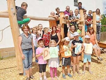 Die Kinder im Kindergarten "Fridolin" sagten Dank für die neuen schönen Spielgeräte. Vorne links Erzieherin Jutta Spielvogel, vorne rechts Kindergartenleiterin Heidi Löffler. Hinten von links Achim Küpferling (Theatergruppe Hummendorf), Susanne Sünkel (Elternbeiratsvorsitzende), Pfarrer Christoph Teille und Martin Pietz (stv. Leiter evangelische Gesamtverwaltungsstelle Michelau) Foto: eh