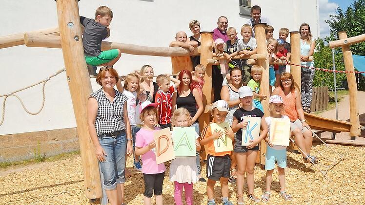Die Kinder im Kindergarten "Fridolin" sagten Dank für die neuen schönen Spielgeräte. Vorne links Erzieherin Jutta Spielvogel, vorne rechts Kindergartenleiterin Heidi Löffler. Hinten von links Achim Küpferling (Theatergruppe Hummendorf), Susanne Sünkel (Elternbeiratsvorsitzende), Pfarrer Christoph Teille und Martin Pietz (stv. Leiter evangelische Gesamtverwaltungsstelle Michelau) Foto: eh