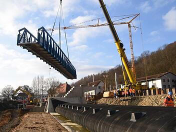Die Brücke am Wehr in Hausen wird eingehoben. Fotos: Christoph Wiedemann