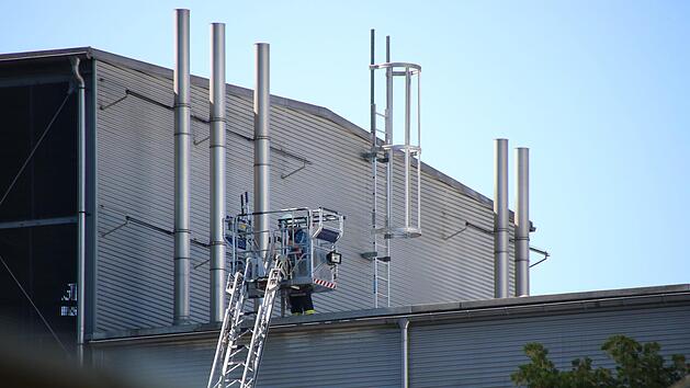 Ein Feuerwehrmann beim Einsatz auf dem Geb&auml;udeteil der Firma Ireks, in dem am Mittwochnachmittag ein Brand ausgebrochen war.Jochen N&uuml;tzel