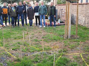 So können sich die Fuchsstädter Gemeinderäte das neue Urnenfeld im Fuchsstädter Friedhof vorstellen. Dabei wird der Innenraum des Halbkreises mit einer Blühwiese, die angrenzende Mauer mit Büschen und Stauden bestückt.