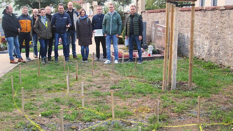 So können sich die Fuchsstädter Gemeinderäte das neue Urnenfeld im Fuchsstädter Friedhof vorstellen. Dabei wird der Innenraum des Halbkreises mit einer Blühwiese, die angrenzende Mauer mit Büschen und Stauden bestückt.