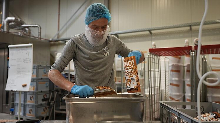 Eine M&uuml;sli-R&ouml;sterei gibt Menschen einen Berufschance, die sonst oft mit ihren Bewerbungen scheitern.