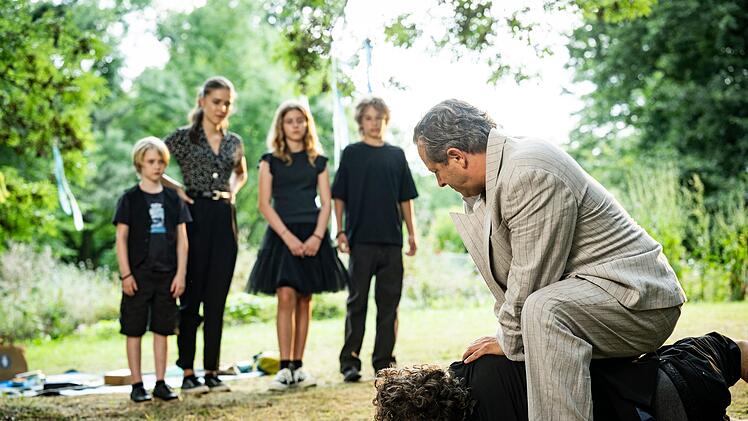 Die Kinder Nano (Michel Koch, von links), Toni (Lola H&ouml;ller), Fritte (Emily Kaiser) und Fabi (No&eacute;l Gabriel Kipp) m&uuml;ssen mit ansehen, wie sich die V&auml;ter Tristan (Trystan P&uuml;tter, rechts) und Mo (Timur Isik) pr&uuml;geln.