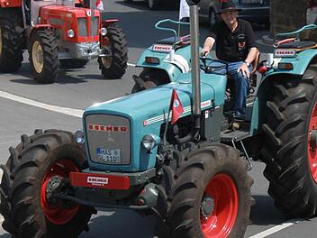 Einen der stärksten Traktoren hatte Georg Lindner aus Kleinsteinach (Kreis Haßberge) zum Staffelsteiner Oldtimertreffen mitgebracht: Er steuerte den 95 PS starken Eicher Wotan 2 auch beim Corso durch die Staffelsteiner Altstadt. Die mächtigen Hinterräder sind fast 1,80 Meter hoch.  Fotos: Matthias Einwag