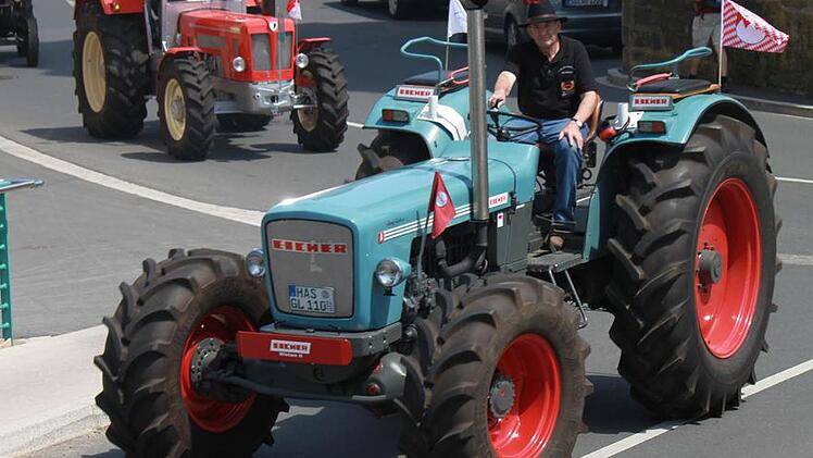 Einen der stärksten Traktoren hatte Georg Lindner aus Kleinsteinach (Kreis Haßberge) zum Staffelsteiner Oldtimertreffen mitgebracht: Er steuerte den 95 PS starken Eicher Wotan 2 auch beim Corso durch die Staffelsteiner Altstadt. Die mächtigen Hinterräder sind fast 1,80 Meter hoch.  Fotos: Matthias Einwag