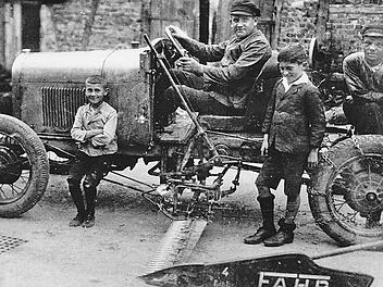 Stolz saß der kleine Georg Ritter (l.) zusammen mit seinem Vater Fritz (hinter dem Lenkrad) auf einem jener Automobile, die sie ab dem Jahre 1926 mit einem Mähwerk versehen haben.Repro: fra-pres