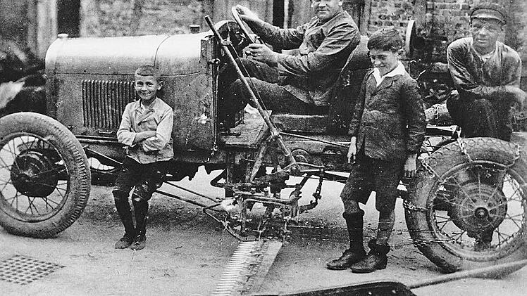 Stolz saß der kleine Georg Ritter (l.) zusammen mit seinem Vater Fritz (hinter dem Lenkrad) auf einem jener Automobile, die sie ab dem Jahre 1926 mit einem Mähwerk versehen haben.Repro: fra-pres
