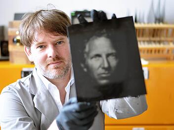 Peter Kunz mit einem neuen Kollodium-Foto direkt aus der Dunkelkammer. Foto: Nikolas Pelke
