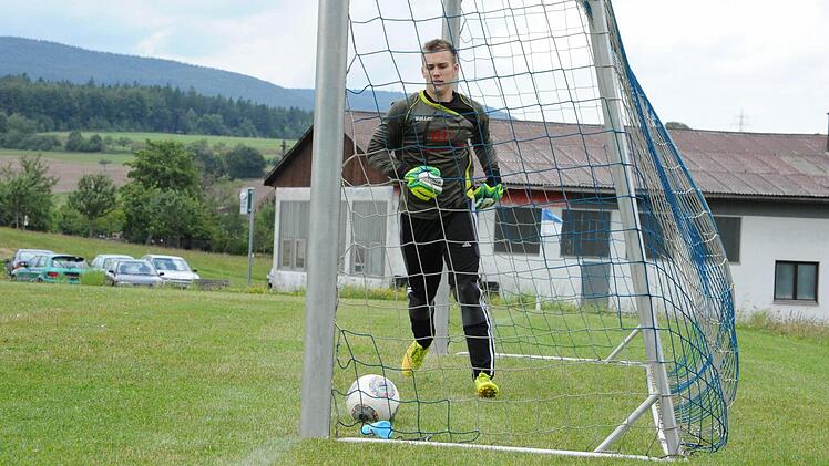 Der Ball ist drin. Gesehen bei der Partie des TSV Waldfenster gegen den SV Römershag. Foto: Hopf