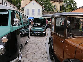 Ein VW-Bus aus den späten 1950er Jahren , ein Auto der Marke Triumph und der BWM-Dixi von 1929 lenken die Blicke auf sich. Fotos: Gerd Schaar