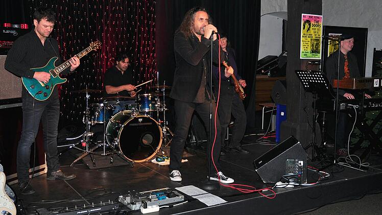 Eine tolle Stimmung herrschte beim Konzert der Doors-Tribute-Band "Light my fire" beim Kulturamt Haßfurt in der ausverkauften Rathaushalle. Unser Bild zeigt (von links) Thomas Wenzel, Tuncay Tercanli, Jerry James, Steve Hyde und Mad Bob. Foto: Ulrike Langer