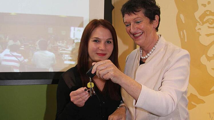 Wenn das mal kein Vertrauensbeweis ist: Landtagsvizepräsidentin übereichte Luisa Schramm ihren Cabrioschlüssel, damit Luisa den türkischen Gast auch stilgerecht durch Oberfranken kutschieren kann.