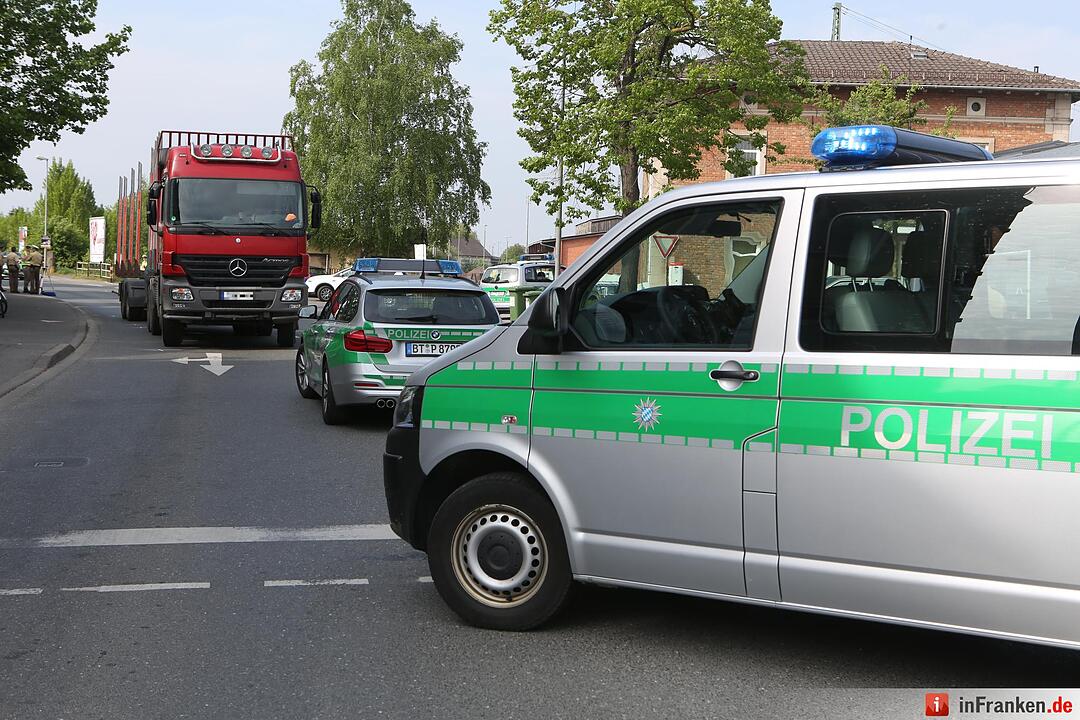 Fussgaengerin von Lkw ueberrollt und getoetet