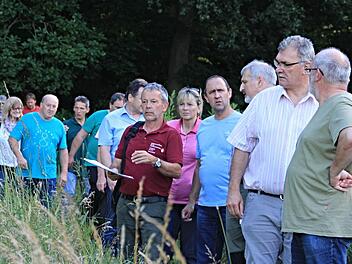Teilnehmer am Waldgang in Untermerzbach in der Flur, wo überlegt wurde, ob die Gemeinde Grundstücke aufforsten möchte oder darf. Auf dem Foto von rechts: Edgar Maier, Geschäftsleiter Gemeinde Untermerzbach, Bürgermeister Helmut Dietz, Forstoberrat Jürgen Hahn, Waldreferent Gemeinderat Gerald Karl und 6. von rechts, FAR Wolfgang Gnannt. Foto: Helmut Will
