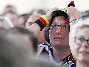 "Nicht schon wieder Italien", dürften sich manche deutsche Fans gedacht haben, nachdem die Squadra Azzurra Europameister Spanien aus dem Turnier schoss. In der Kühnlenzpassage hoffen sie am Samstag erstmals auf einen deutschen Sieg gegen die Defensiv-Künstler.  Foto: Marian Hamacher