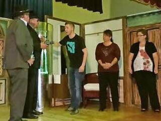 Sohn Bernd Gegner (Mitte, Moritz Lauterbach) wird gegenüber der GeDaPo aggressiv. Von links: Agent Werner Lauscher (Helmut Leipold), Agent Mobber (Christian Köstner), Mutter Verena (Manuela Lindner) und Tochter Susi (Jenny Köstner). Foto: Klaus Peter Wulf