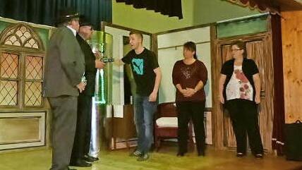 Sohn Bernd Gegner (Mitte, Moritz Lauterbach) wird gegenüber der GeDaPo aggressiv. Von links: Agent Werner Lauscher (Helmut Leipold), Agent Mobber (Christian Köstner), Mutter Verena (Manuela Lindner) und Tochter Susi (Jenny Köstner). Foto: Klaus Peter Wulf