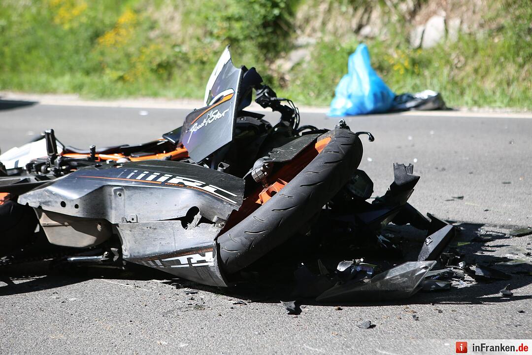Kreis Bamberg: 17-jähriger Motorradfahrer fährt auf Traktor auf und wird schwer verletzt