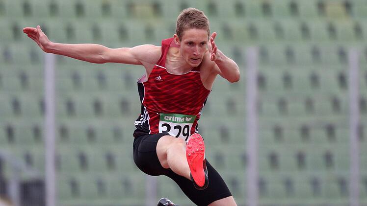 Justus Santjer gewann das Rennen über 400 m Hürden.