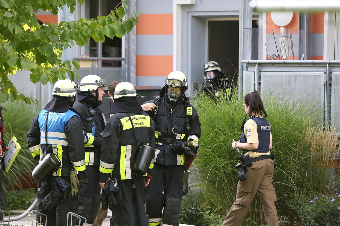 Wohnung in Mehrfamilienhaus brennt