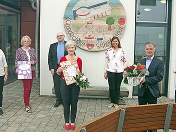 An der Grundschule Wilhelmsthal wurde die Förderlehrerin Gudrun Vornhof-Gabeli (Mitte) offiziell verabschiedet. Herzliche Worte des Dankes gab es von (von links) Schulleiterin Petra Scherbel, stellvertretender Schulleiterin Astrid Staub, Pfarrer Sven Raube, Zweitem Bürgermeister Gerhard Eidelloth und Elternbeirats-Vorsitzender Christin Neder-Brown.  Foto: Heike Schülein