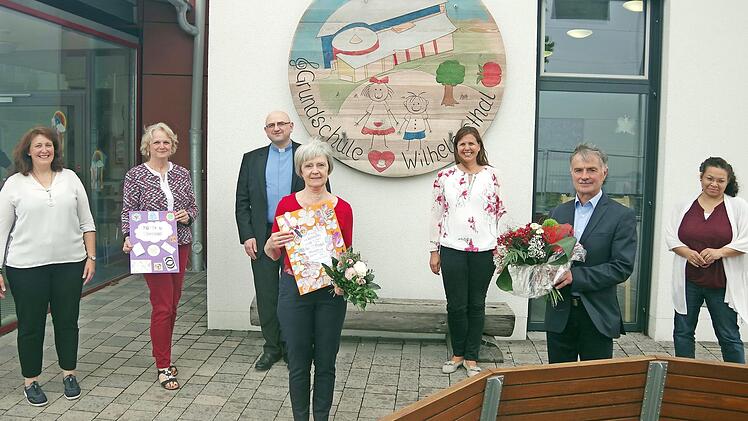 An der Grundschule Wilhelmsthal wurde die Förderlehrerin Gudrun Vornhof-Gabeli (Mitte) offiziell verabschiedet. Herzliche Worte des Dankes gab es von (von links) Schulleiterin Petra Scherbel, stellvertretender Schulleiterin Astrid Staub, Pfarrer Sven Raube, Zweitem Bürgermeister Gerhard Eidelloth und Elternbeirats-Vorsitzender Christin Neder-Brown.  Foto: Heike Schülein