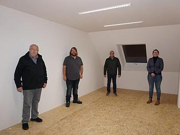 Durch die Überdachung der Dachterrasse haben die Feuerbergmusikanten einen weiteren Proberaum für die Nachwuchsmusikanten bekommen.  Das Bild zeigt von links: den stellvertretenden Bürgermeister Siegfried Söder, Florian Söder, Edwin Schäfer und die Vorsitzende Miriam Voll.  Foto: Marion Eckert