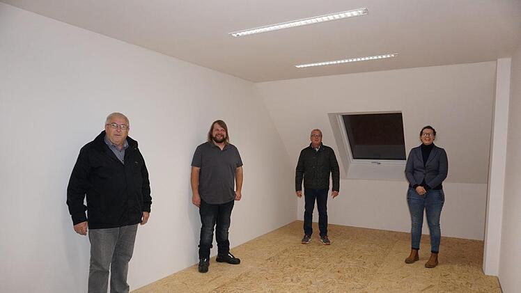 Durch die Überdachung der Dachterrasse haben die Feuerbergmusikanten einen weiteren Proberaum für die Nachwuchsmusikanten bekommen.  Das Bild zeigt von links: den stellvertretenden Bürgermeister Siegfried Söder, Florian Söder, Edwin Schäfer und die Vorsitzende Miriam Voll.  Foto: Marion Eckert